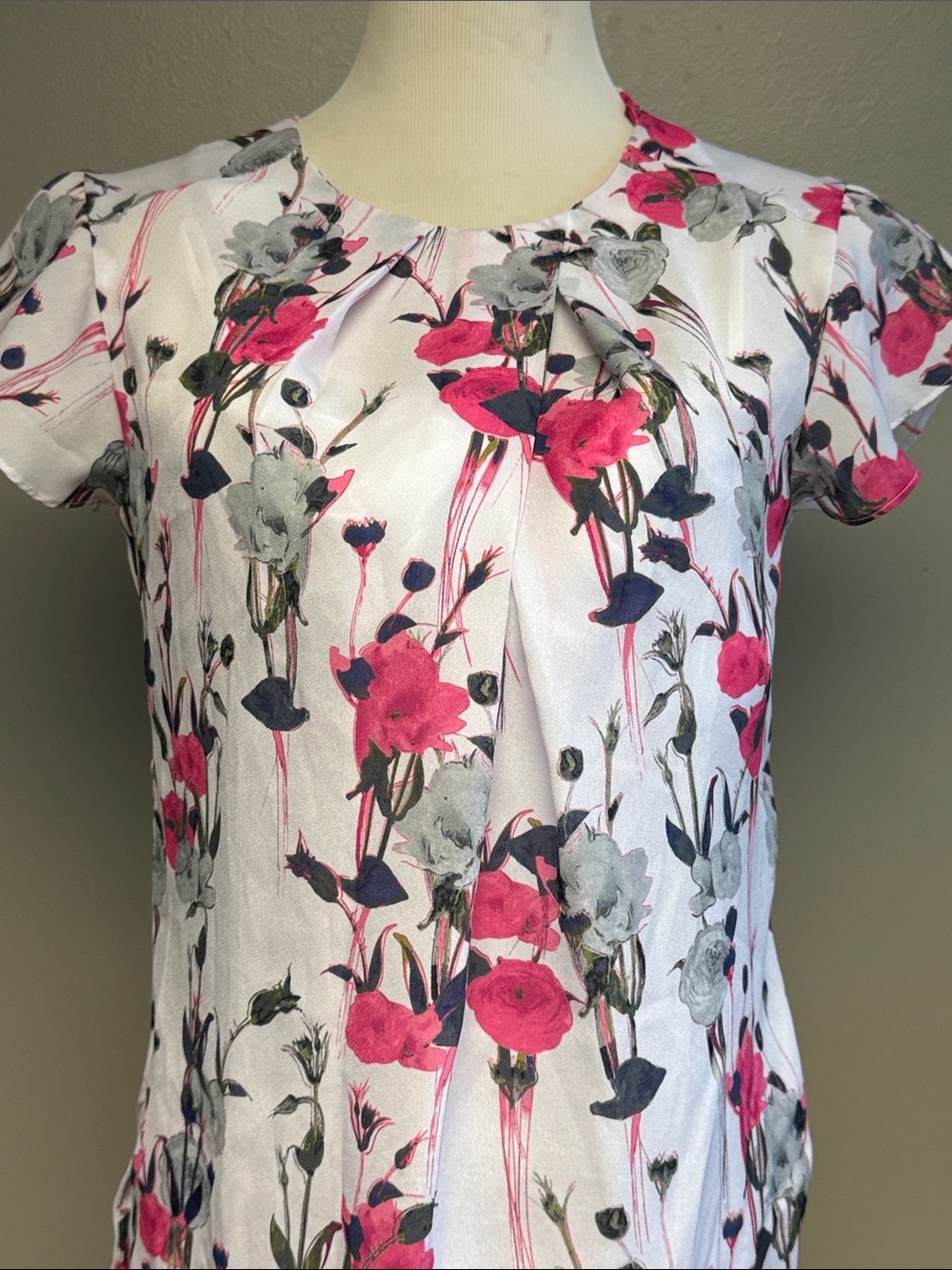 Liz Claiborne Floral Blouse Women's Small Pink Gray Pleated Short Sleeve Top - Picture 3 of 5